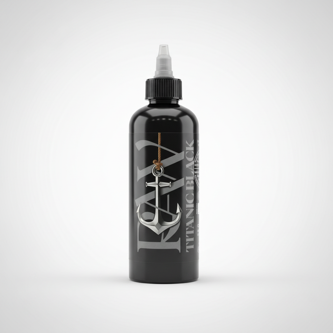 Botella de tinta negra para tatuaje RAW TITANICBLACK sobre fondo blanco